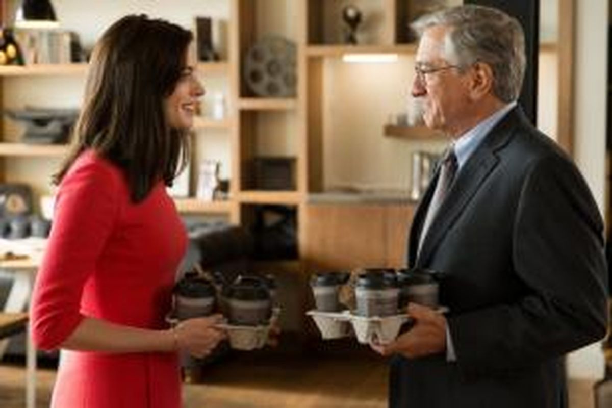 Anne Hathaway dan Robert De Niro berperan dalam film The Intern