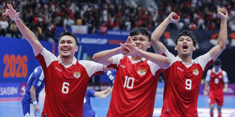 Pemain Timnas futsal Indonesia Firman Adriansyah (tengah) bersama rekannya melakukan selebrasi usai mencetak gol ke gawang Timnas futsal Jepang pada pertandingan semifinal AFC Futsal Asian Cup 2026 di Indonesia Arena, Senayan, Jakarta, Kamis (5/2/2026). Timnas futsal Indonesia melaju ke final setelah menang 5-3 atas Jepang. ANTARA FOTO/Asprilla Dwi Adha/foc.