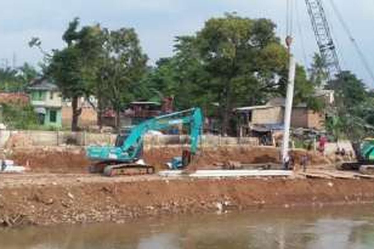 Proyek normalisasi Sungai Ciliwung di wilayah RW01, Cawang Pulo, Kramat Jati, Jakarta Timur mulai berjalan. Sebelumnya, pada 15 November lalu, puluhan bangunan di sepanjang tepi sungai ditertibkan. Ratusan warga direlokasi ke Rumah Susun Sewa Rawa Bebek. 