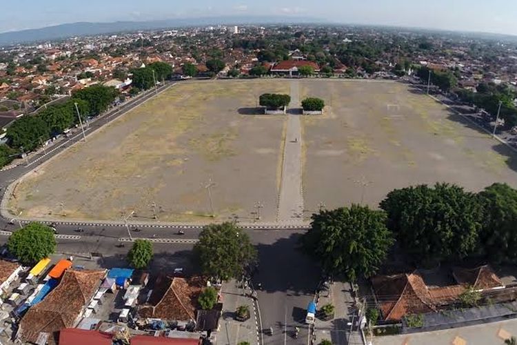 Potret udara alun-alun utara atau alun-alun lor di sisi depan dari Keraton Yogyakarta dengan dua pohon beringin di tengahnya.
