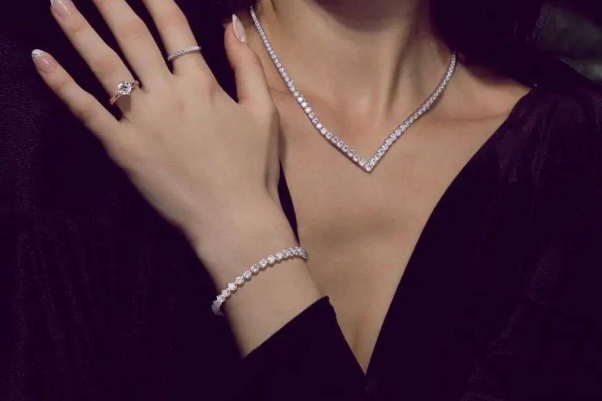 Ilustrasi perhiasan berlian yang membuat penggunanya tampak elegan. 