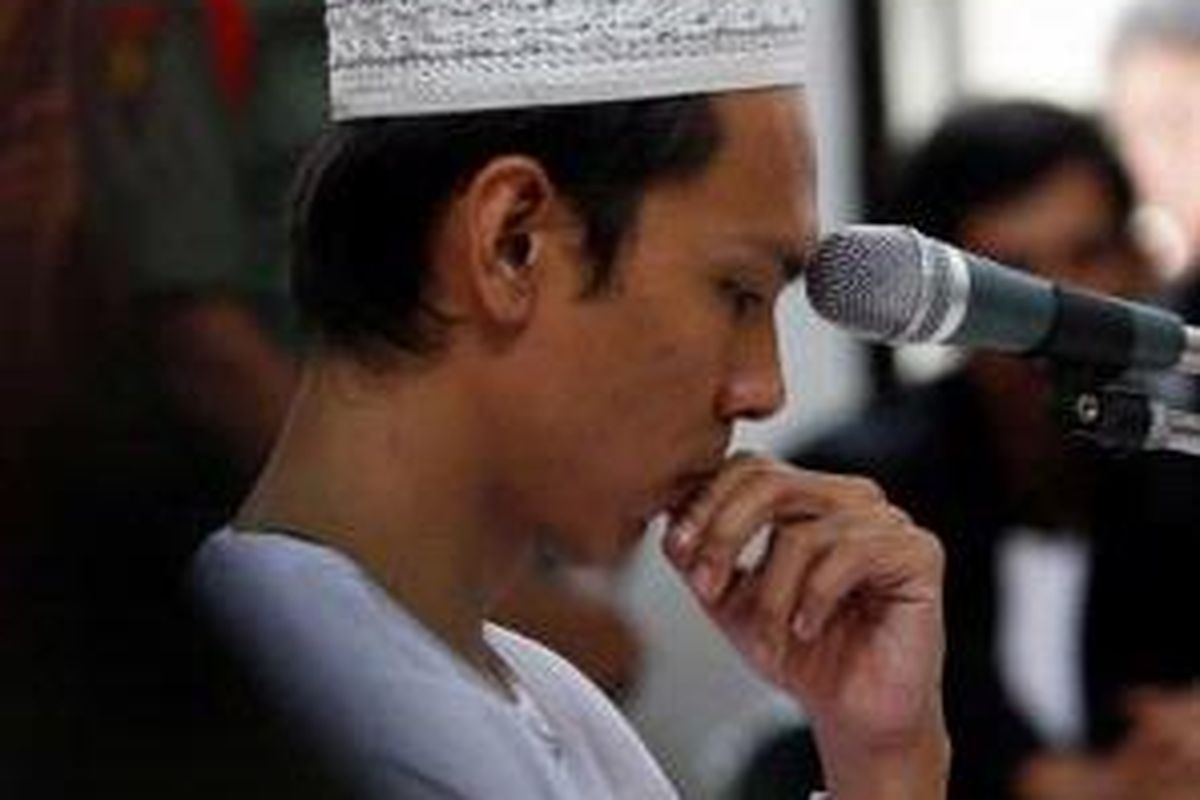 Terdakwa kasus pembunuhan mutilasi Heri Santoso, Feri Idham Henyansah atau Ryan menjalani sidang perdananya dengan agenda pembacaan dakwaan di Pengadilan Negeri Depok, Jawa Barat, Rabu (26/11). Selain membunuh Heri Santoso, ia juga melakukan pembunuhan berantai 10 orang di Jombang, Jawa Timur.