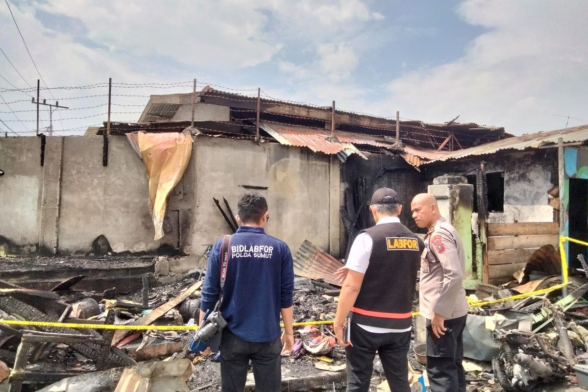Penyidikan kasus pembakaran rumah Rico Sempurna Pasaribu bersama keluarganya di Jalan Nibung Surbakti, Kelurahan Padang Mas, Kecamatan Kabanjahe, Kabupaten Karo masih terus berlanjut. Kali ini, penyidik Polda Sumut Kembali menetapan tersangka baru berinisial B yang memberikan perintah pembakaran kepada dua tersangka lainnya.