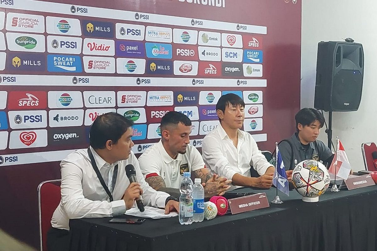 Pemain timnas Indonesia Stefano Lilipaly (kedua dari kiri) bersama sang pelatih, Shin Tae-yong (kedua dari kanan), berbicara dalam konferensi pers seusai laga pertama FIFA Matchday kontra Burundi. Laga Indonesia vs Burundi berlangsung di Stadion Patriot Candrabhaga, Bekasi, Jawa Barat, pada Sabtu (25/3/2023) malam WIB.