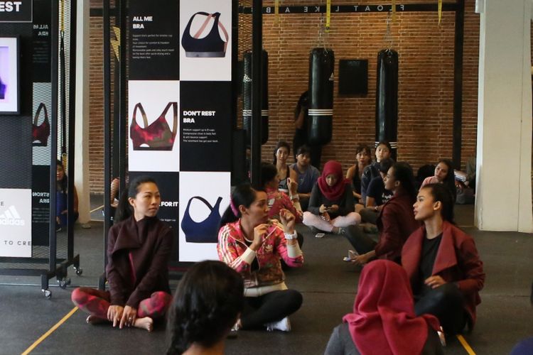 Senior Brand Activation Manager Adidas Indonesia Ivon Liesmana, Dr. Diana F. Suganda, M. Kes, SpGK dan dance teacher Sofura Maulida (paling kiri ke kanan) di sela sesi olahraga bersama Adidas di kawasan Kebayoran Baru, Jakarta Selatan, Kamis (25/10/2018). 