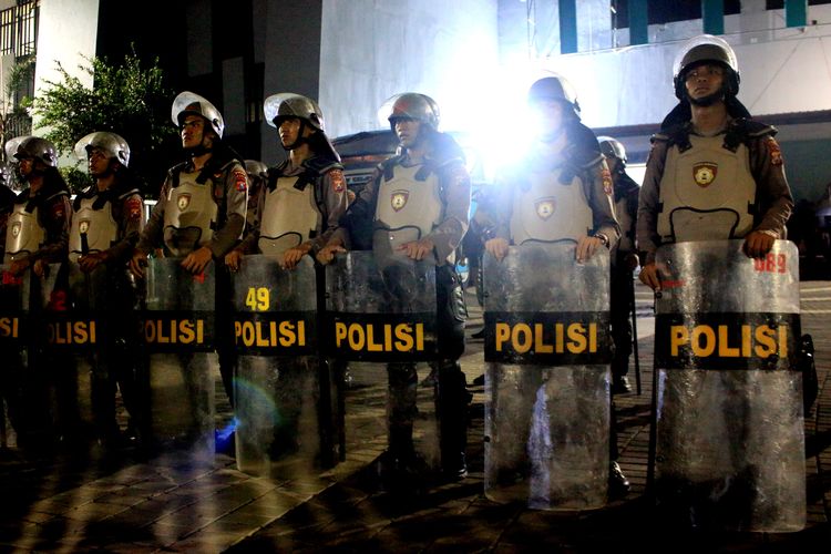 Sejumlah pihak keamanan berjaga saat puluhan suporter Persebaya Surabaya, Bonek melakukan aksi usai laga tunda pekan ke-18 melawan Persis Solo yang berakhir dengan skor 1-1 di luar Stadion Gelora Bung Tomo Surabaya, Jawa Timur, Rabu (13/12/2023) malam.