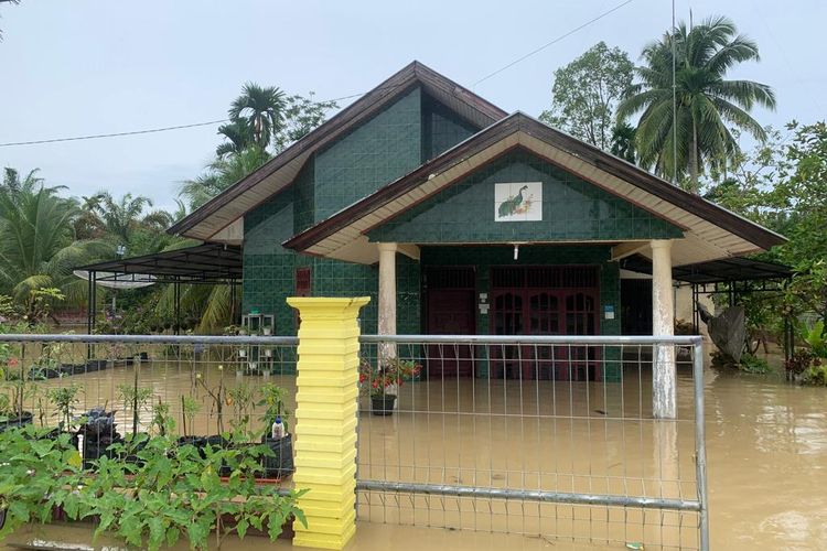 Salah satu rumah terendam banjir di Desa Rayeuk Pange, Kecamatan Pirak Timu, Aceh Utara, Sabtu (19/11/2022)