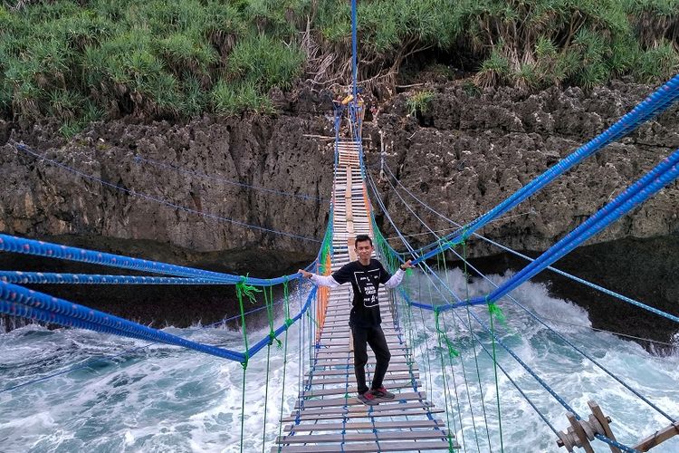 seorang pengunjung menyebrang pulau kalong