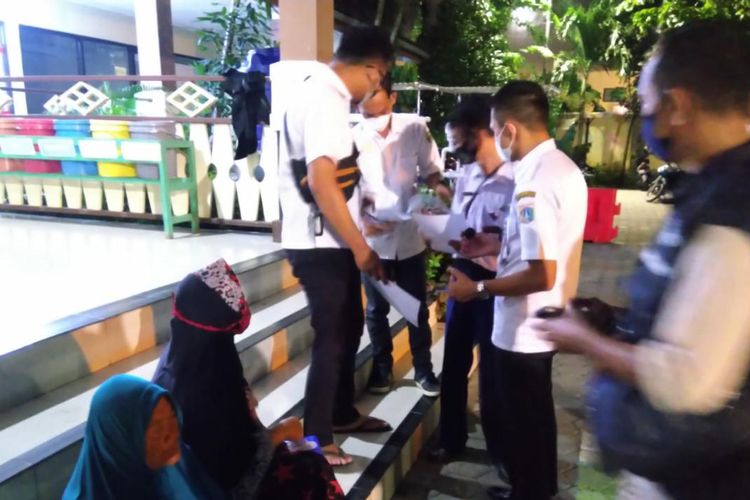 Petugas Dinas Sosial Kabupaten Batang Jawa Tengah melakukan serah terima Nenek Turah kepada petugas Kecamatan Pademangan, Jakarta Utara, Rabu (9/3/2022) malam.