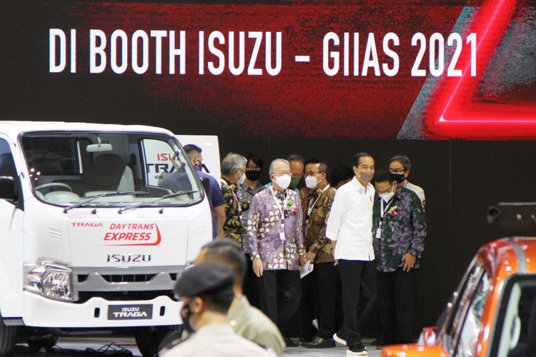 Presiden Republik Indonesia Joko Widodo mendatangi booth Isuzu Astra Motor di GIIAS 2021