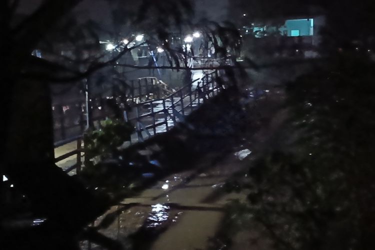 Kondisi jembatan apung Cijeruk, yang menyambungkan dua Kecamatan yakni Kecamatan Bojongsoang dan Kecamatan Baleendah, Kabupaten Bandung usai patah dan videonya viral di sosial media, Jumat (23/5/2025)