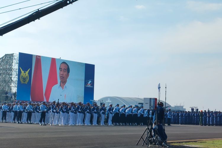 Presiden Jokowi memberi sambutan secara virtual dalam upacara peringatan HUT ke-77 TNI AU di Landasan Udara Halim Perdanakusuma, Jakarta Timur, Minggu (9/4/2023). 