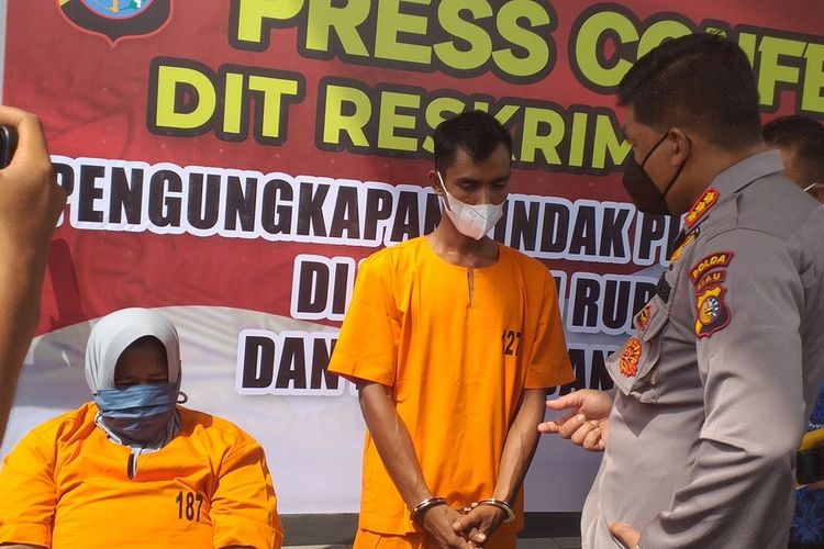 Kabid Humas Polda Riau Kombes Sunarto saat menginterogasi kedua pelaku TPPO dalam konferensi pers di Polda Riau, Jumat (20/5/2022).