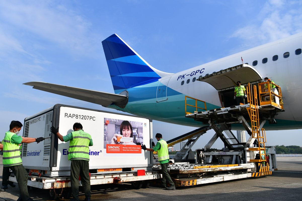 Sejumlah 8 juta dosis vaksin Sinovac dalam bentuk bulk tiba di Bandara Internasional Soekarno-Hatta, pada Selasa (25/5/2021). 