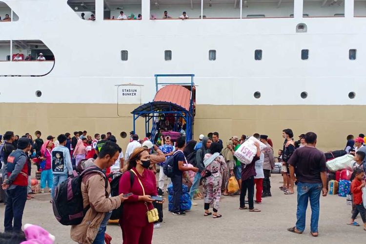 Hari pertama memasuki moment libur sekolah, jumlah penumpang kapal PT Pelayaran Nasional Indonesia (Pelni) langsung meningkat. Peningkatannya langsung terasa, 100 persen yang naik KM Kelud.