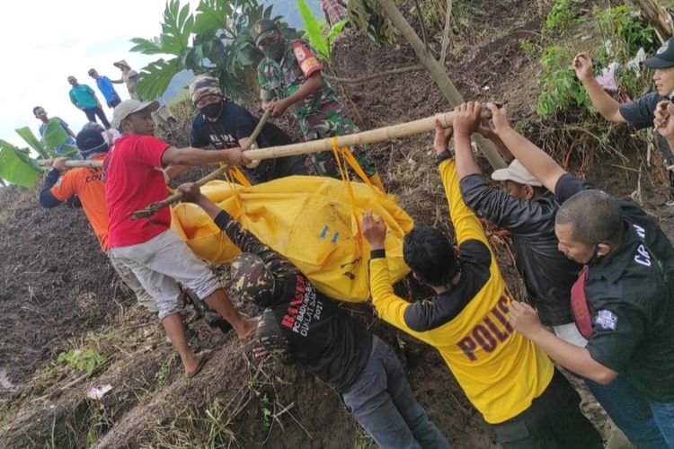 Korban hilang terseret banjir di Malang saat dievakuasi oleh tim BPBD Kabupaten Malang.