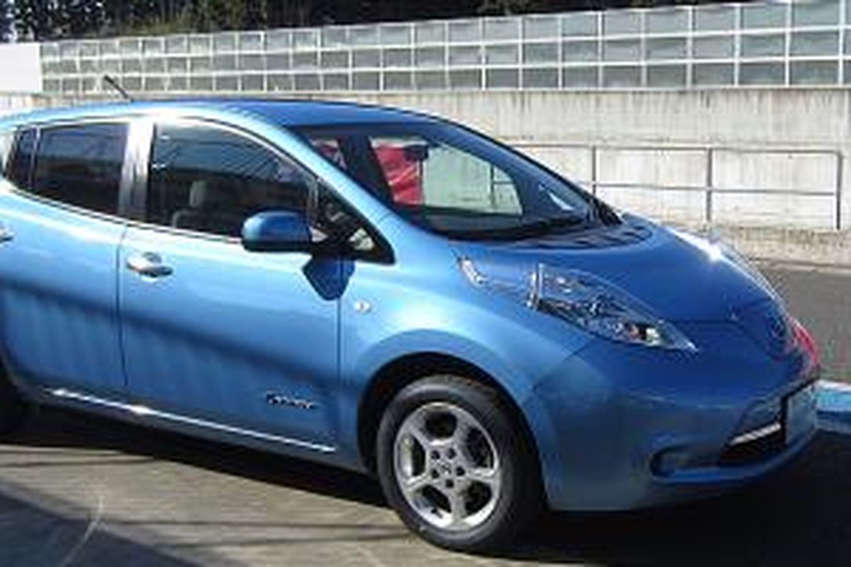 Menguji Nissan Leaf di Sirkuit Sodegaura, Jepang