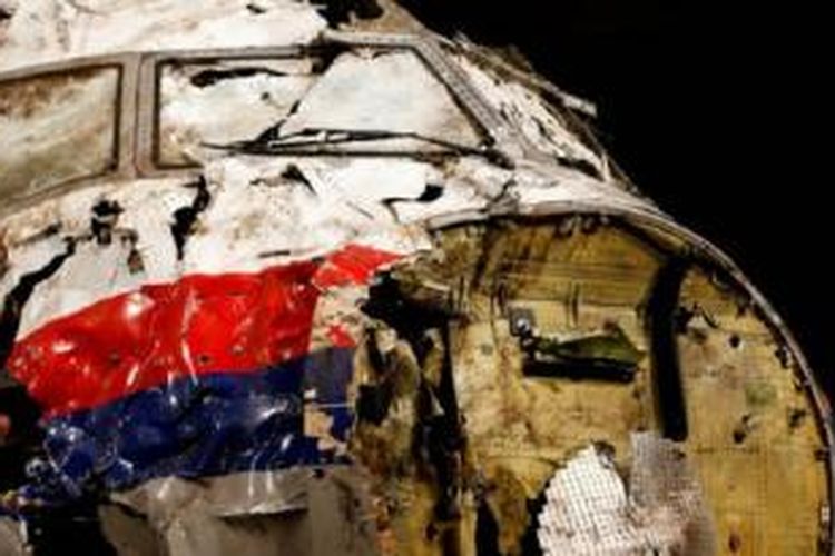 Pesawat MH17 yang terbang dari Amsterdam ke Kuala Lumpur jatuh pada bulan Juli tahun 2014. 