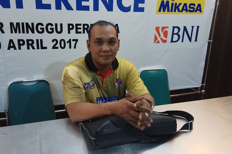 Pelatih Surabaya Bhayangkara Samator, Ibarsjah Djanu Tjahjono, menghadiri konferensi pers seusai laga pertama final four Proliga 2017, di GOR Sritex Arena, Solo, Jumat (7/4/2017).