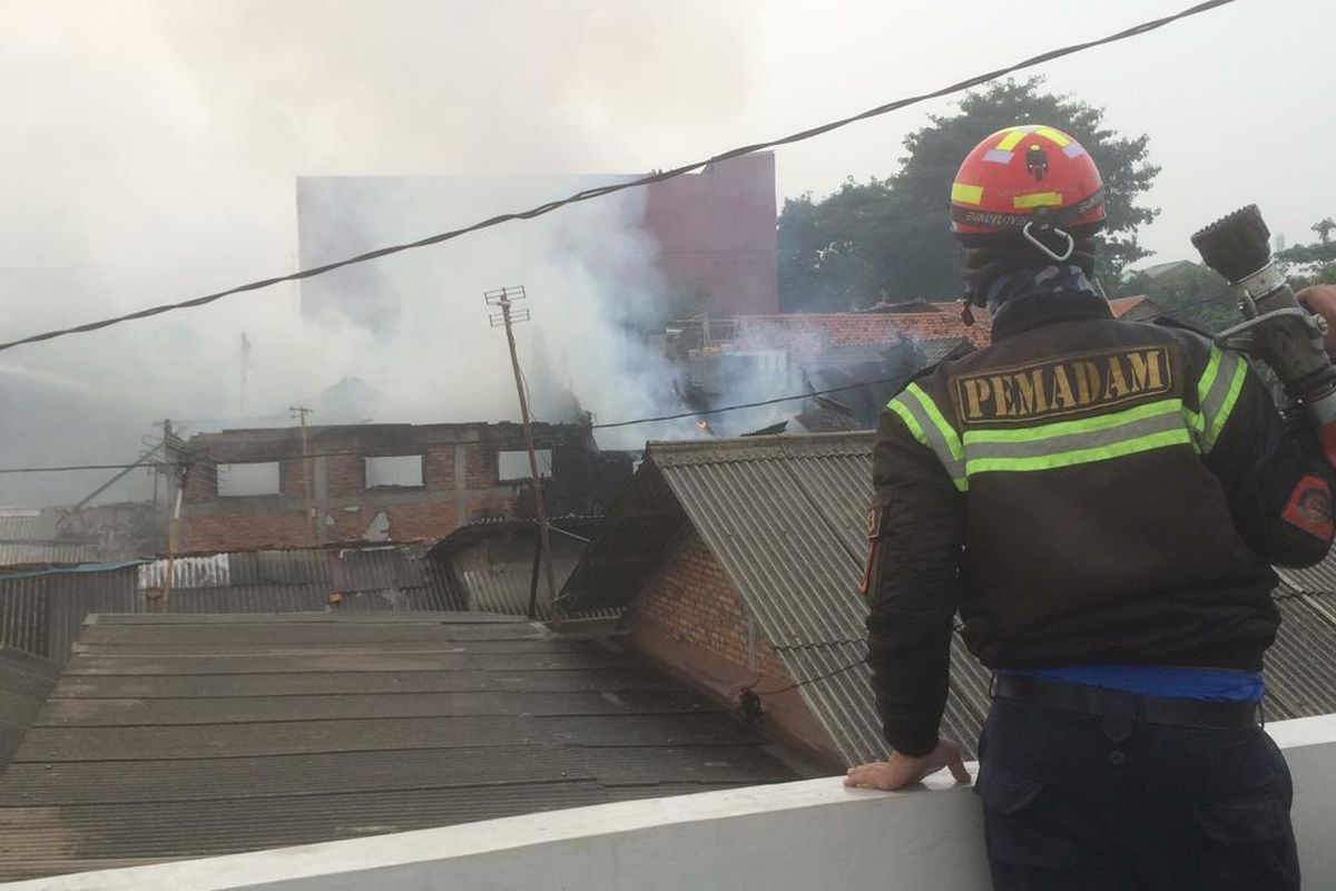 Asap membubung tebal dari sebuah pabrik tahu di Margajaya, Bekasi Timur yang ludes terbakar ketika aktivitas produksi tahu tengah berlangsung, Senin (16/12/2019) pagi.