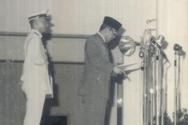 Presiden Soekarno Mengucapkan Deklarasi Ekonomi di Istana, 28 Maret 1963