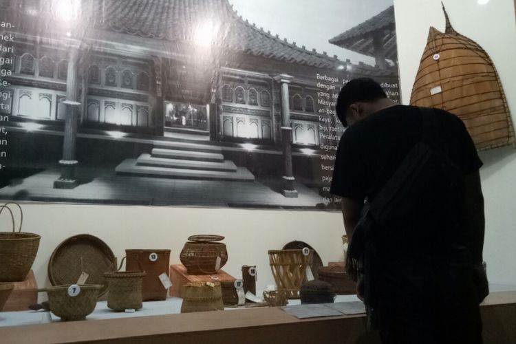 Wisatawan sedang melihat berbagai contoh perkakas kehidupan sehari hari mansyarakat Indonesia yang terbuat dari rotan, di Museum Nasional Sejarah Alam Indonesia (Munasein), Jumat (5/1/2018) Museum ini dahulunya merupakan tempat labolatorium Etnobotani, atau dinamakan Herbarium Bogoriense.