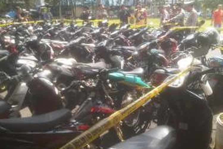Ratusan motor yang digunakan pelajar tanpa memiliki SIM diamankan di Mako Polres Tasikmalaya Kota, Kamis (8/1/2015).
