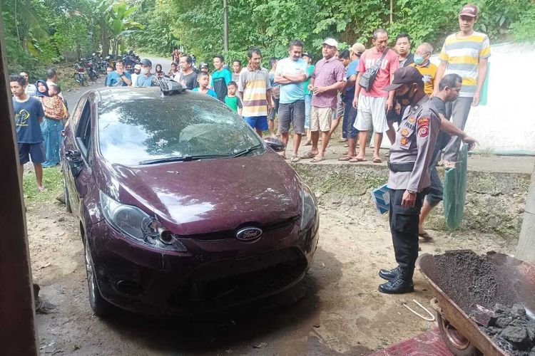 Mobil Ford Fiesta rusak setelah menubruk rumah di Pedukuhan Klepu, Kalurahan Hargowilis, Kapanewon Kokap, Kabupaten Kulon Progo, Daerah Istimewa Yogyakarta. Semua berawal ketika pengemudi panik di sebuah tikungan, selagi hendak mengecek aplikasi peta dalam HP.