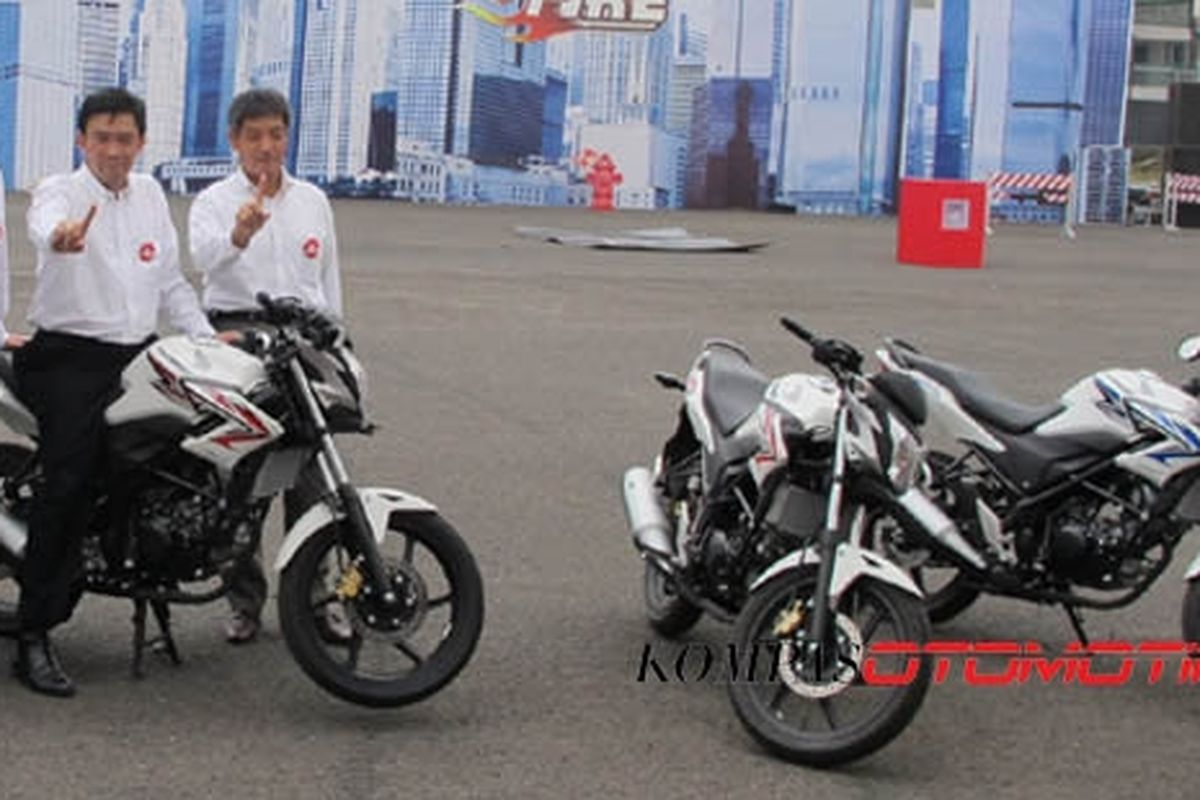 Johanes Loman (kiri) dan jajaran direksi AHM dengan CB150R yang baru diluncurkan