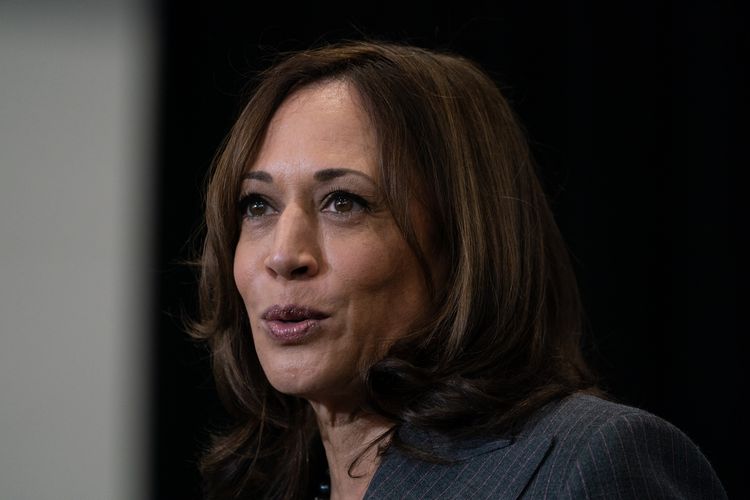 Wakil Presiden Amerika Serikat Kamala Harris berpidato tentang Bipartisan Infrastructure Deal dan Build Back Better Agenda di Edenwald YMCA, Bronx Borough of New York, 22 Oktober 2021.