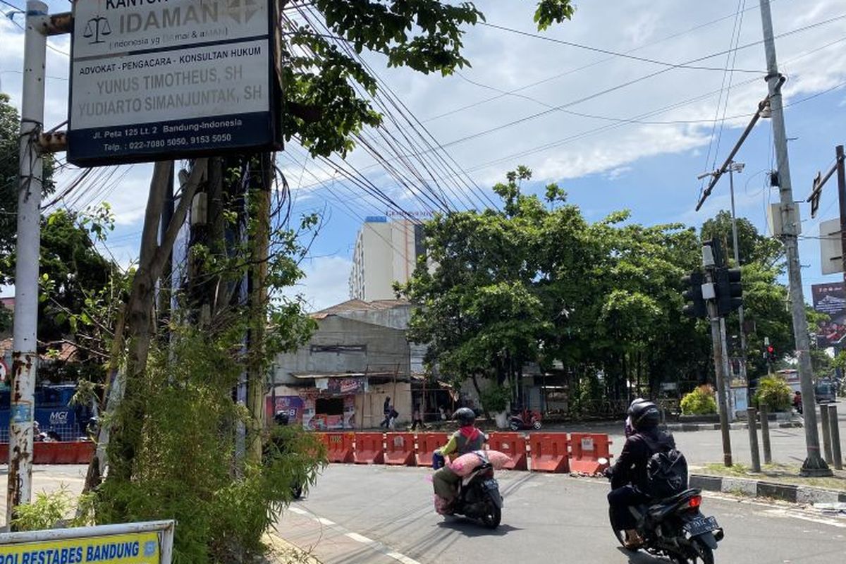 Lokasi kejadian pengendara motor yang meninggal usai terlilit kabel menjuntai di Jalan Peta-Kopo, Kota Bandung, Jawa Barat, Senin (26/2/2024). 
