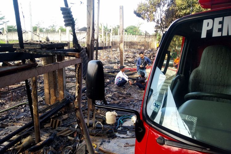 Kandang ayam pedaging di Desa Plosoarang, Kecamatan Sanankulon, Kabupaten Blitar, ludes terbakar pada Senin (21/8/2023) siang.