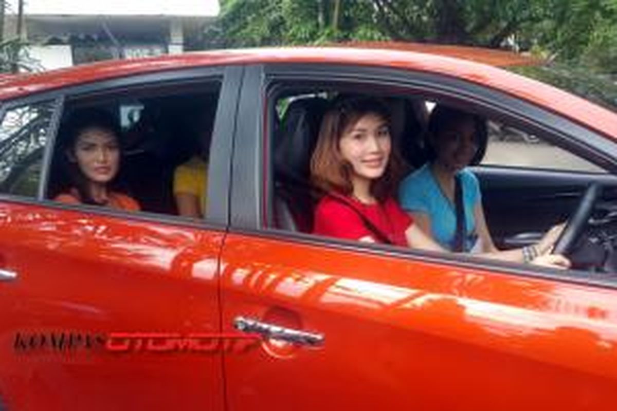 Sebagian peserta Wajah Femina 2014 mendapatkan edukasi keselamatan berkendara dari Toyota Astra Motor.