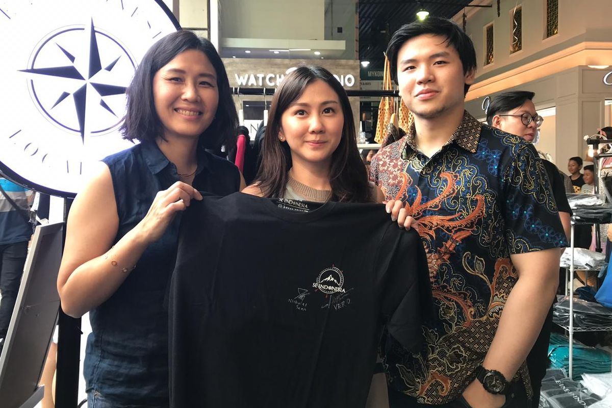 Veronica Tan dan Nicholas Sean menandatangani kaus se.Indonesia. Kaus tersebut terjual Rp 4,1 juta dalam lelang yang diadakan Poppins Bazaar di Bandung, Minggu (24/11/2019)