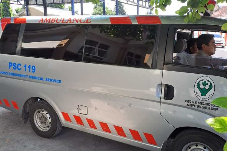 Ambulans yang membawa jenazah NI (13), santriwati Popes Al Aziziyah, yang sempat koma diduga dianiaya sesama santri. Jenazah dibawa ke RS Bhayangkara Polda NTB untuk diautopsi.