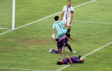 Berita Foto - Hujan Deras tapi Kering Gol dalam Laga Persik Vs PSIS