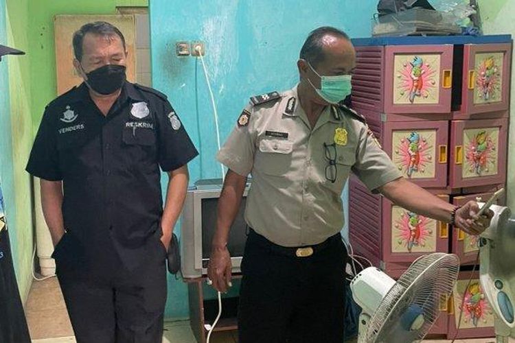 Jajaran Polsek Makasar saat proses olah TKP jasad AW (26) yang dikabarkan meninggal karena tersetrhm saat charging handphone, di Makassr, Jakarta Timur, Kamis (14/1/2023).