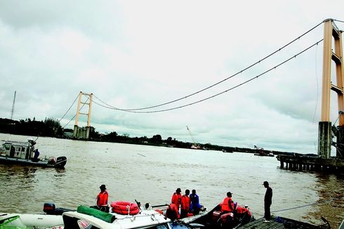 Hari Ini dalam Sejarah: Detik-detik Ambruknya Jembatan Kartanegara di Kaltim, 23 Orang Tewas