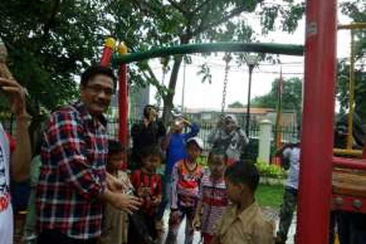 Calon wakil gubernur DKI Jakarta Djarot Saiful Hidayat saat melihat-lihat sebuah ruang publik terpadu ramah anak (RPTRA) yang ada di Jalan Cempaka Putih Utara, Kemayoran, Jakarta Pusat. Situasi itu terjadi saat ia blusukan kampanye ke lokasi tersebut Rabu (14/12/2016) siang.