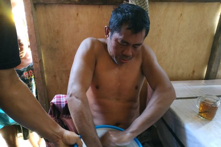 Nikson Yonga (45), nelayan asal Kabupaten Halmahera Barat, Maluku Utara yang ditemukan selamat, Minggu (15/09/2019) setelah dua hari hilang saat melaut. (foto: Basarnas Ternate)