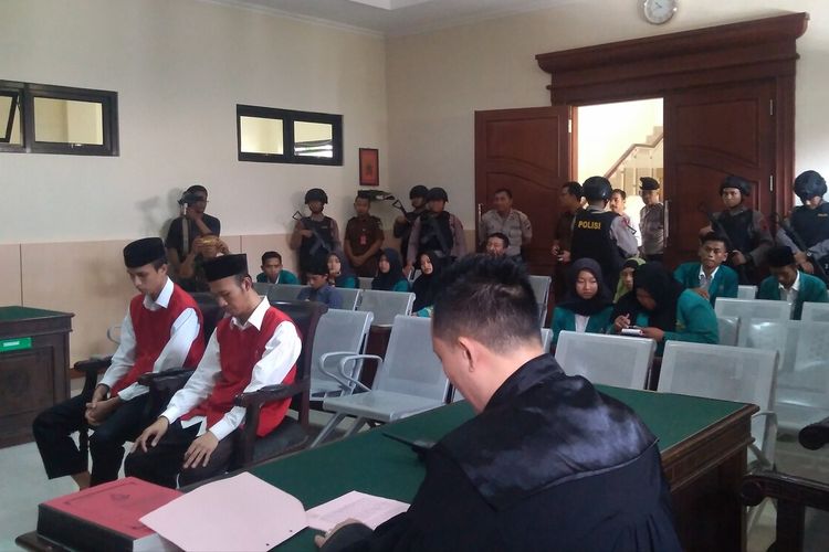 Terdakwa Irvan (kanan) dan Putra menjalani sidang di Pengadilan Negeri (PN) Banyumas, Jawa Tengah, Selasa (14/1/2020).