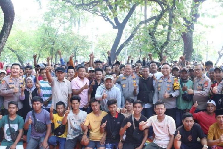 Kapolda Metro Jaya Irjen Pol Asep Edi Suheri makan siang bersama dan membagikan bantuan sosial (bansos) untuk pedagang kopi keliling di Monas, Gambir, Jakarta Pusat.