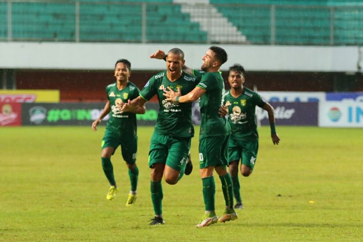 Leo Lelis merayakan gol bersama rekan setimnya dalam laga pekan ke-12 Liga 1 2022 antara Persebaya vs Barito Putera di Stadion Maguwoharjo, Sleman, DI Yogyakarta, 6 Desember 2022.