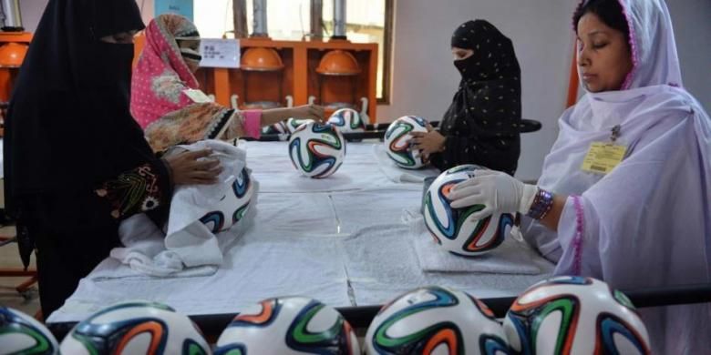 Wanita Pakistan membuat Adidas Brazuca, bola resmi Piala Dunia 2014 Brasil di pabrik Forward Sports di Sialkot, kota sebelah timur Pakistan, 28 Mei 2014. Kota Sialkot memiliki sejarah panjang manufaktur bola kelas atas.