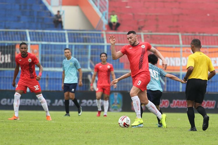 Aksi Marko Simic (tengah) pada laga pembuka Grup B Piala Gubernur Jawa Timur 2020 antara Persija Jakarta vs Persela Lamongan di Stadion Kanjuruhan, Selasa 11 Februari 2020.
