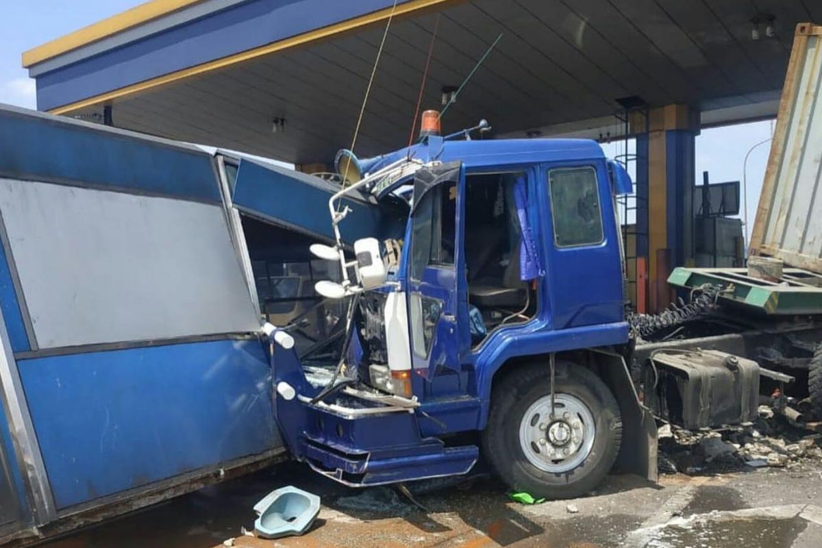 Akibat rem blong, truk kontainer sebabkan kecelakaan beruntun di Halim