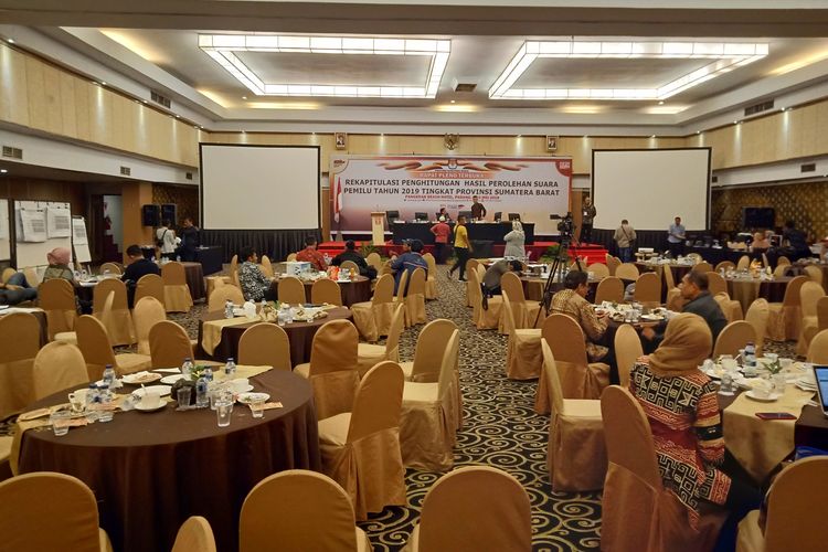 Suasana pleno KPU Sumbar soal rekapitulasi suara Pemilu 2019 yang kembali.molor, Minggu (12/5/2019)