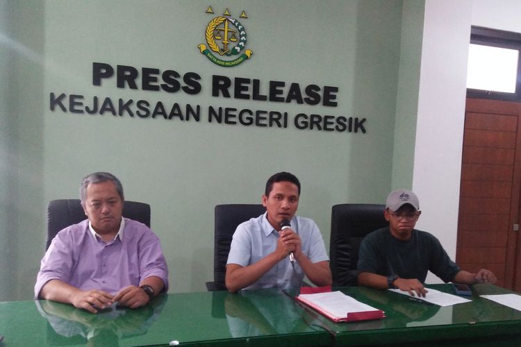 Kasi Pidsus Kejari Gresik Alifin Nurahmana Wanda (tengah) dan Bonar Satria Wicaksana (kiri), memberi keterangan saat rilis di kantor Kejari Gresik, Jawa Timur, Jumat (13/10/2023).