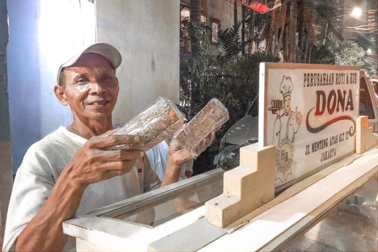 Pedagang roti gerobak DONA yang masih berjualan roti gambang di dalamnya saat ditemui di Kebon Kacang, Tanah Abang, Jakarta, Jumat (18/10/2019).