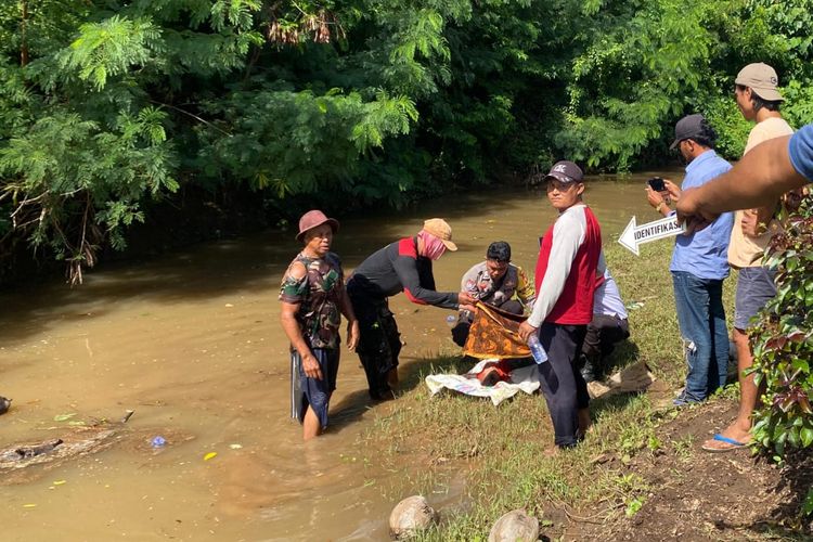 Bayi tewas ditemukan di Sungai Lunyuk, Sumbawa Jumat (2/2/24). Bayi tersebut diduga dibuang ibu kandungnya.
